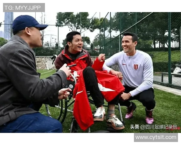 街头偶遇足球明星瞬间记录球迷热情与偶像互动的精彩视频 街头偶遇足球明星瞬间记录球迷热情与偶像互动的精彩视频