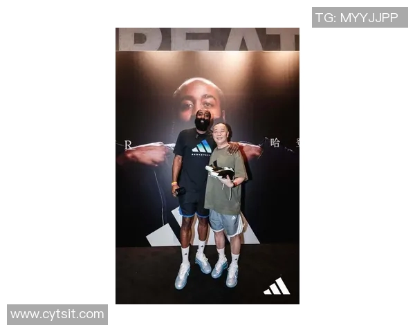 哈登与足球明星的首次见面引发球迷热议与期待 哈登与足球明星的首次见面引发球迷热议与期待